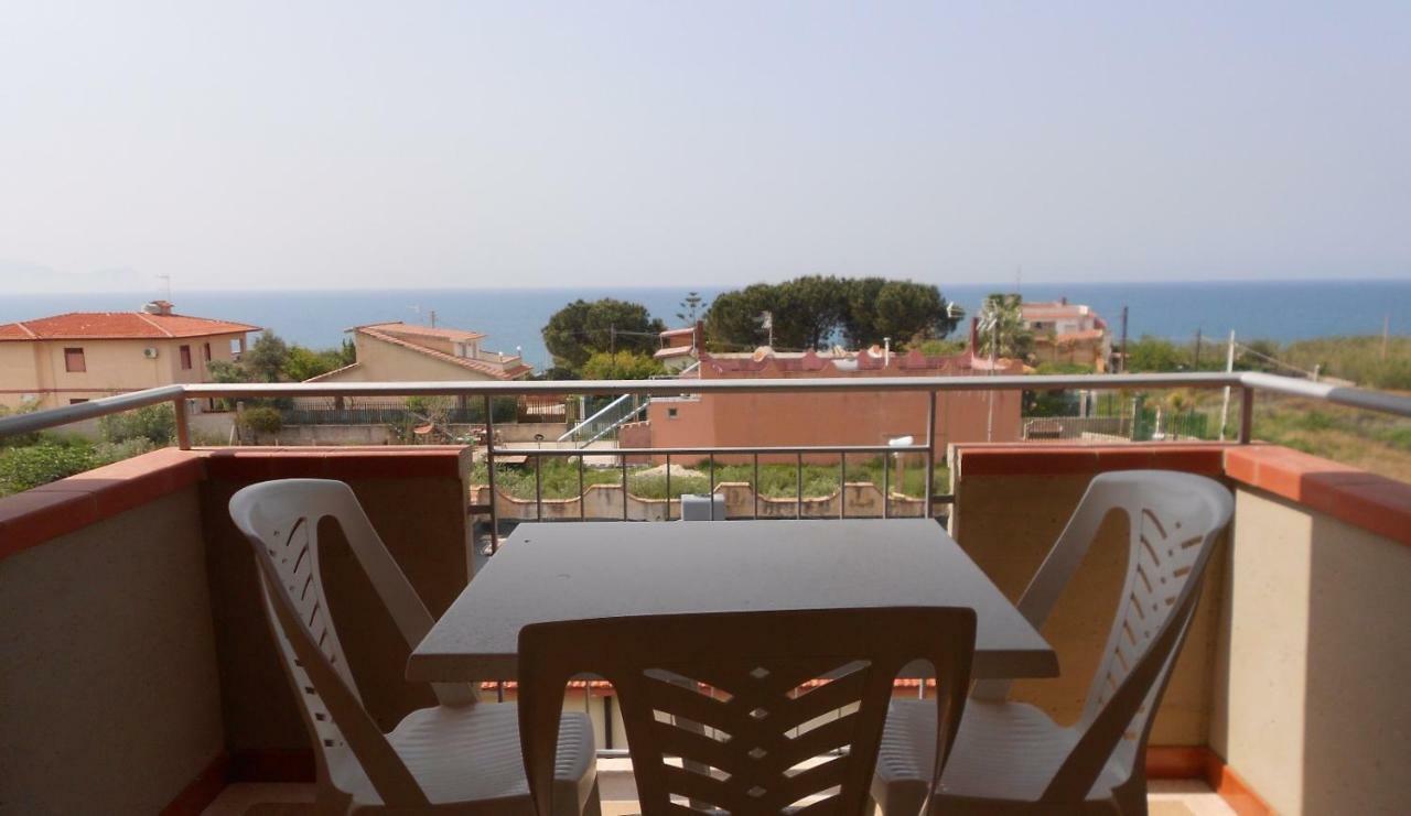 Yellow House Apartment Trappeto  Ngoại thất bức ảnh